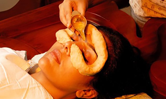 A lady getting a Akistarpan ayurvedic treatment